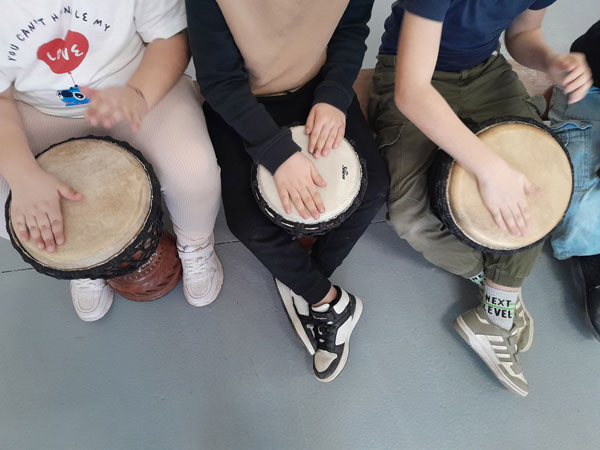 Mains jouant des percussions